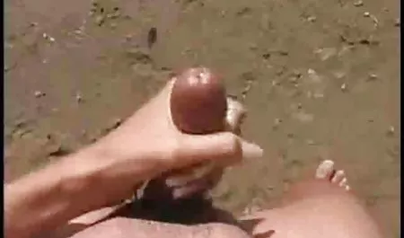 بیب موی موج دار خم می شود و آن را از پشت لباس خیلی سکسی در کلاس می گیرد