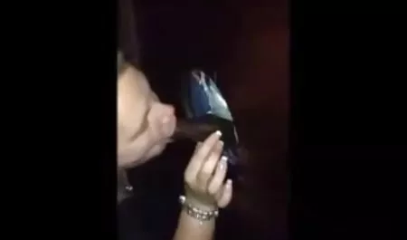 کلو کارتر انگشت عکس لباس سکسی می زند و نوازش می کند
