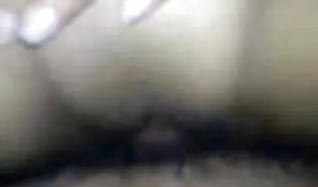 سکسی فرانسوی هاتی سکس لباس ساتن با گل میخ بازی می کند