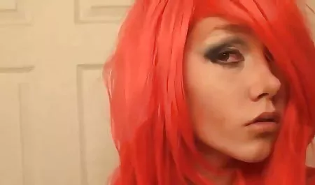Redhead MILF اشک شلوار برای نشان دادن گربه مرطوب سکس روی لباس