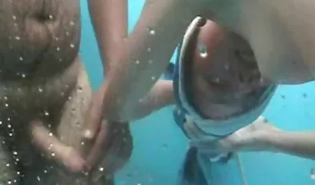 شاکسل عظیم لکس استیل به سختی متناسب با سکس روی لباس سوراخ او است