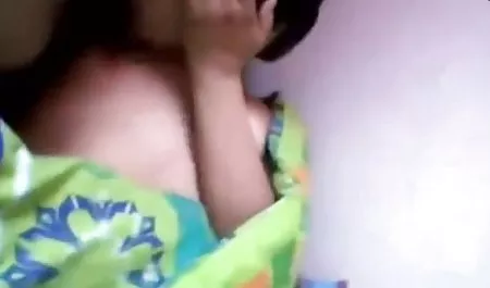 مادر بزرگ سکس روی لباس ناله سوار خروس جوان خود می شود