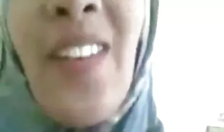مامان پاهای خود را لباس زنان سکسی برای نامادری پخش می کند